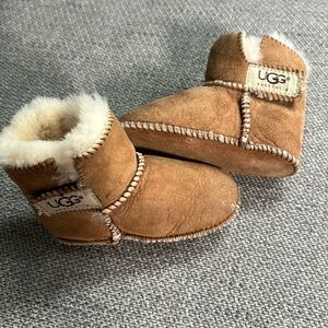 UGG Australia baby/kids sheepskin-lined booties size medium